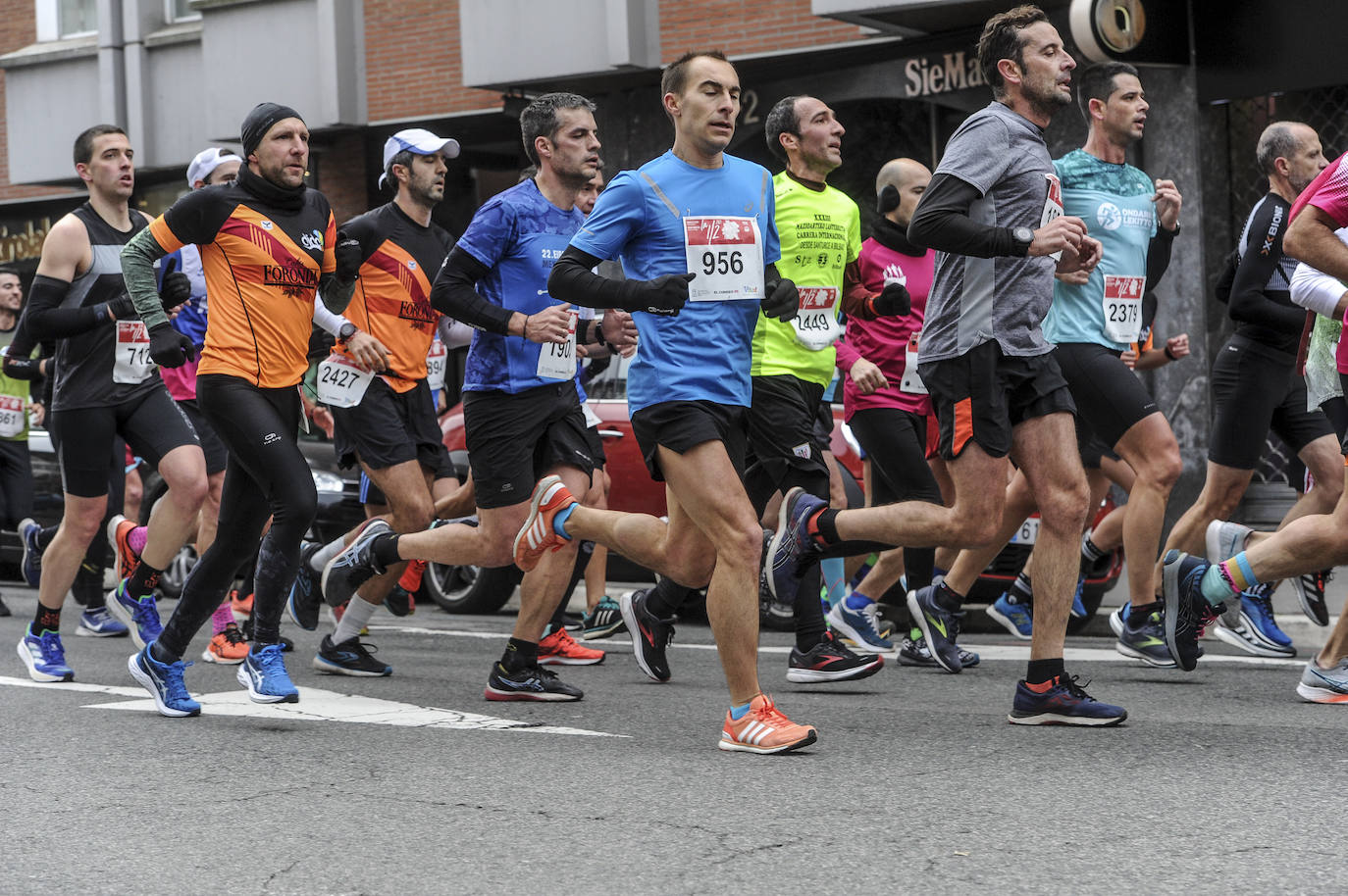 Fotos: Más de 2.500 atletas disputan la Media Maratón de Vitoria