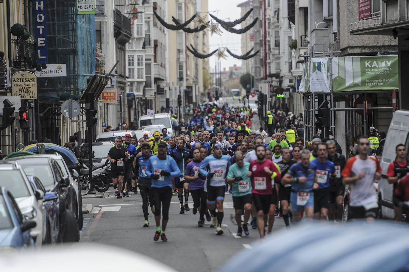 Fotos: Más de 2.500 atletas disputan la Media Maratón de Vitoria