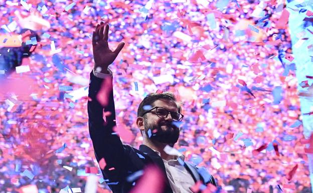Gabriel Boric celebra con sus seguidores el claro triunfo electoral en las presidenciales chilenas.