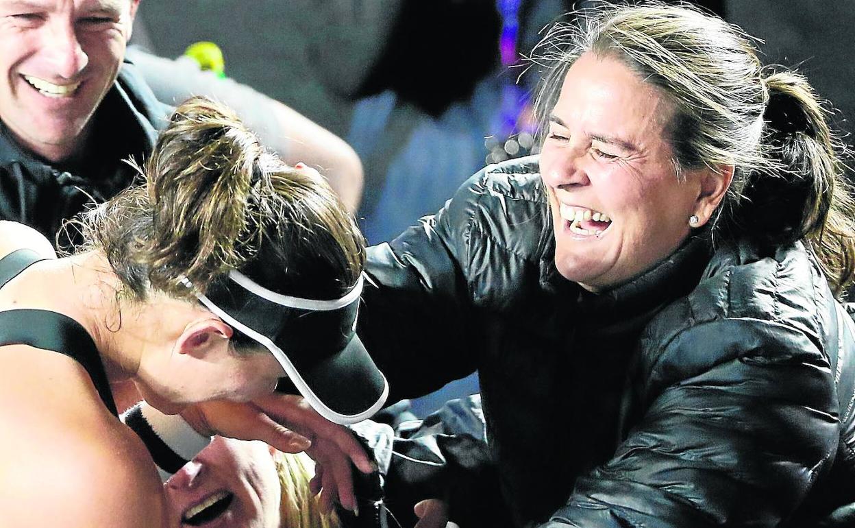 Conchita Martínez y Garbiñe Muguruza celebran eufóricas la conquista de la Copa Masters llevada a cabo el mes pasado en México. 