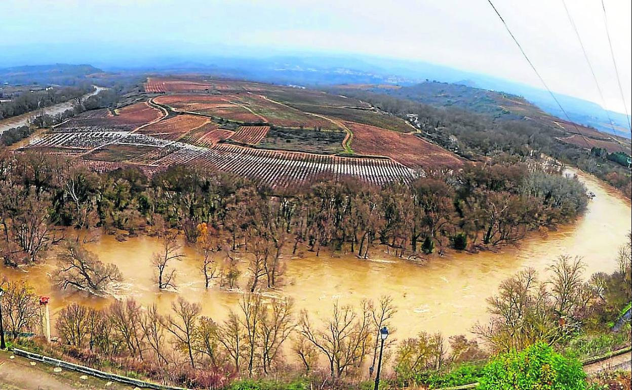 El río traza uno de los cuatro meandros de la comarca en el Recodo de Gimileo