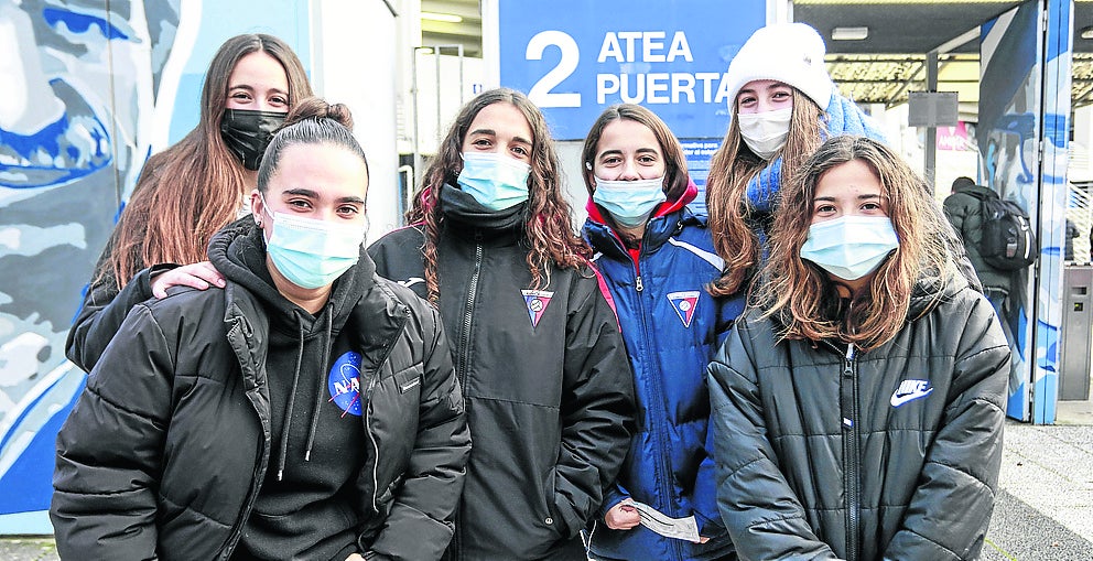 Varias integrantes del Aurrera de Vitoria no dudaron en presenciar el encuentro. 