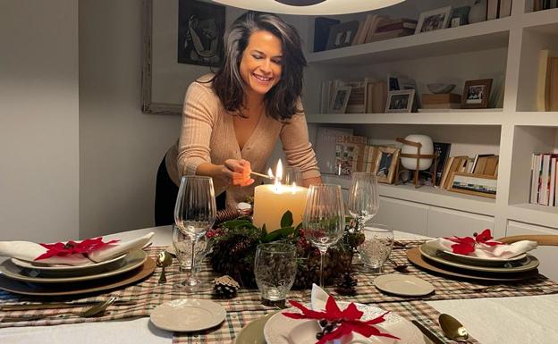 Natalia Zubizarreta enseña en su casa cómo decorar una mesa de Navidad sencilla y con mucho estilo.