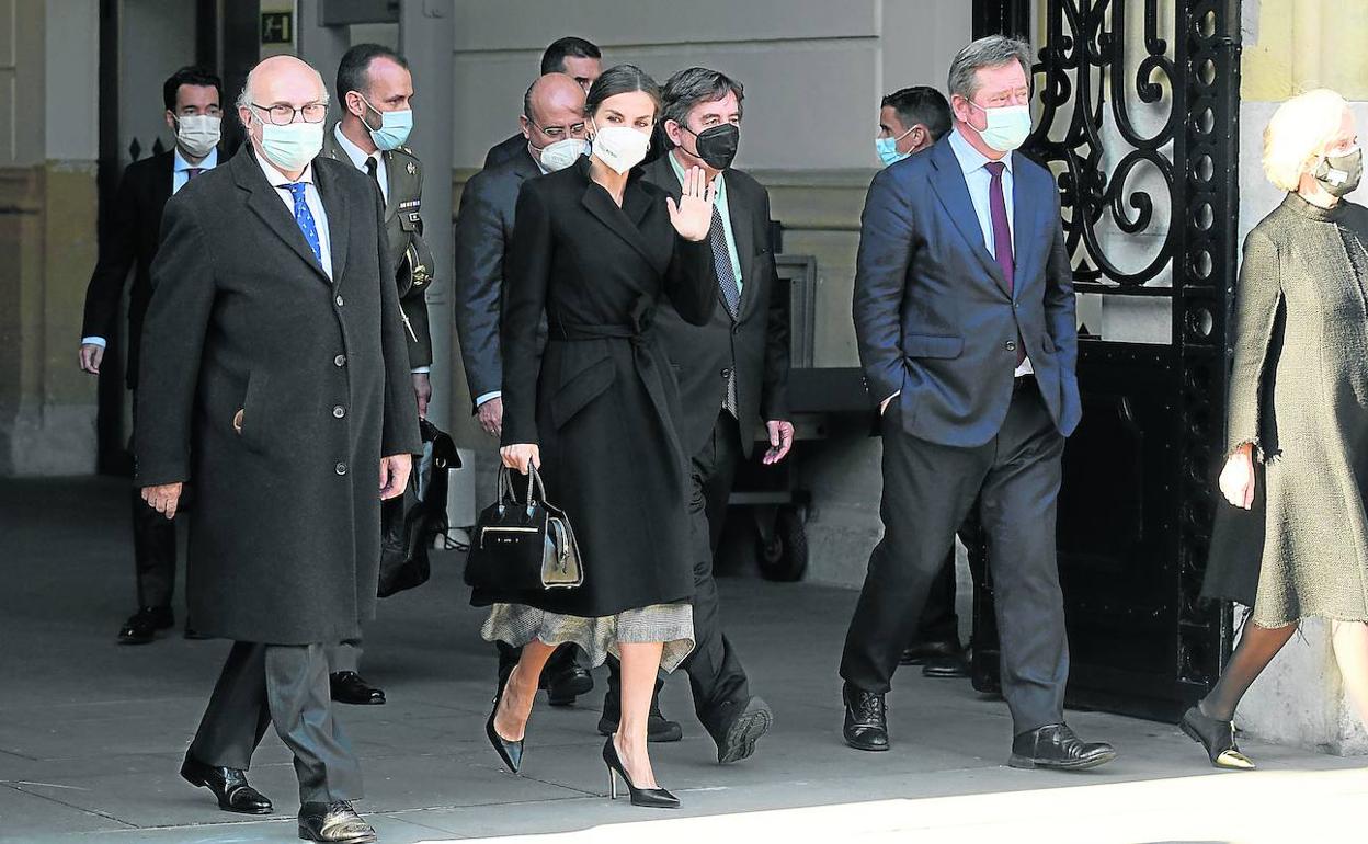 La reina Letizia abandona Tabakalera junto al director del Instituto Cervantes, Luis García Montero, y el consejero de Cultura, Bingen Zupiria, entre otras autoridades. 