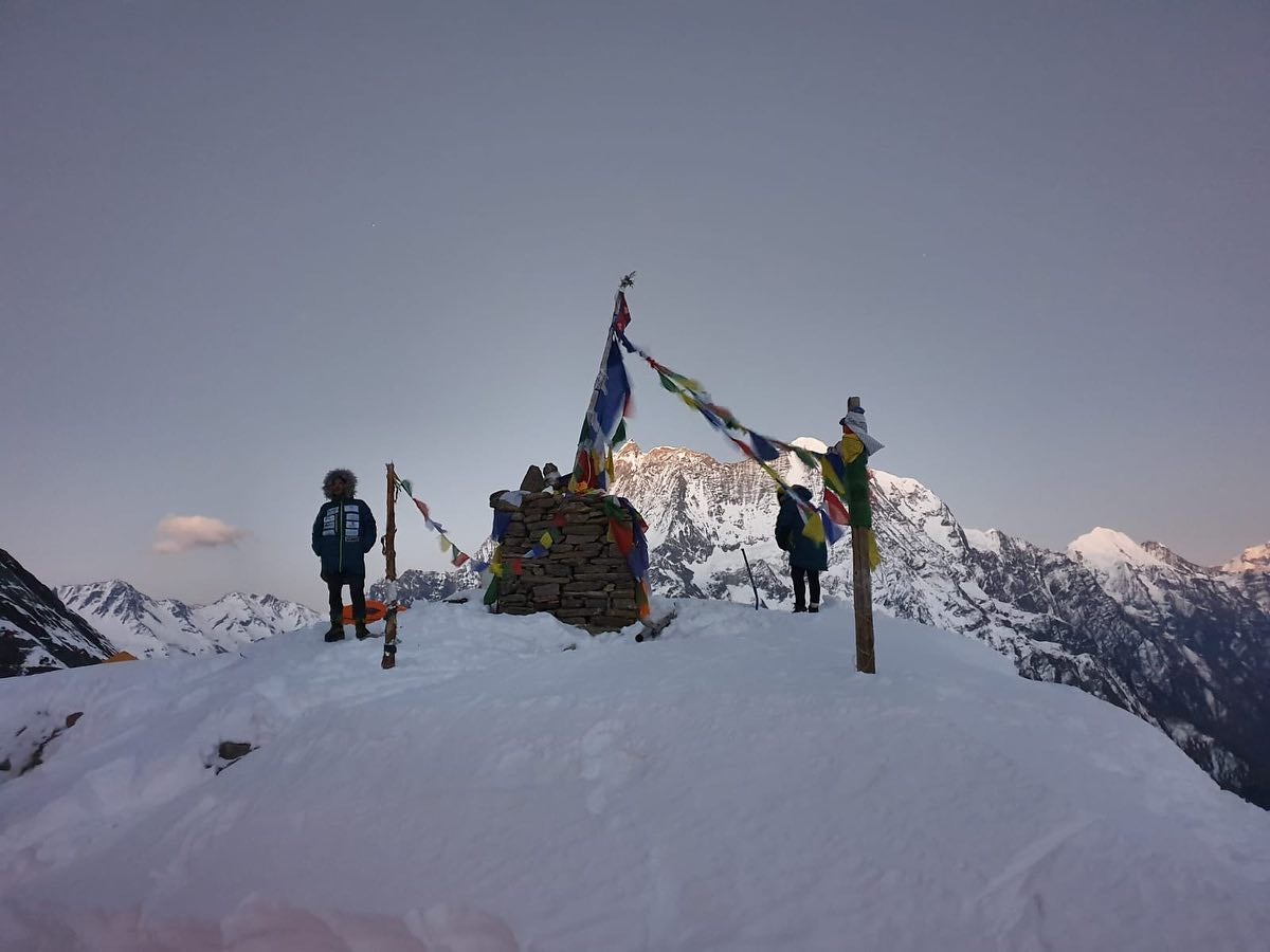 Las banderas tibetanas ondean en el altar que acogerá la Puja en los próximos días