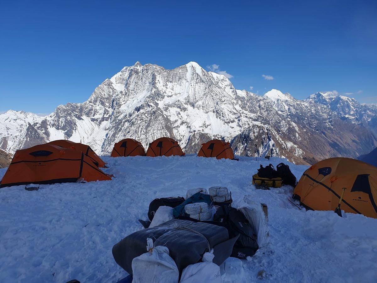 Montaje de las tiendas personales de la expedición