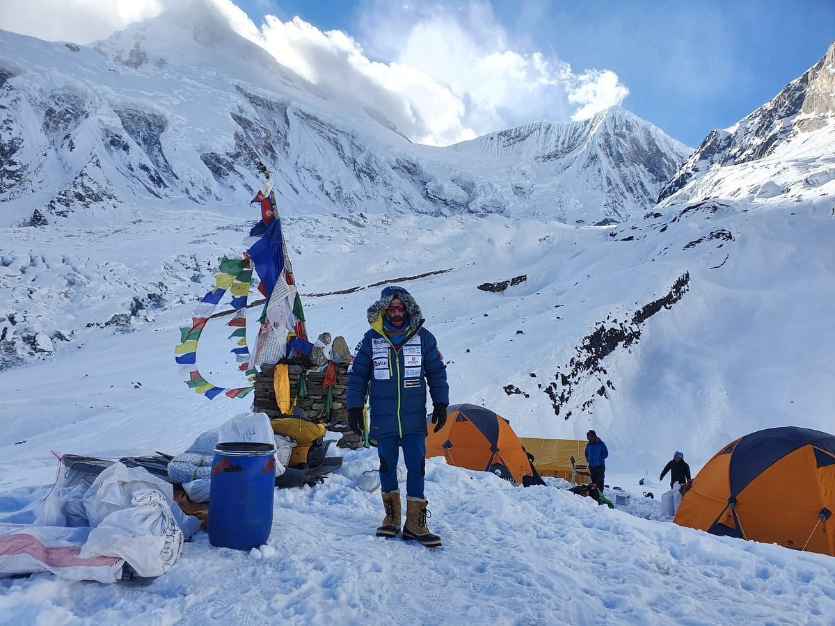Txikon se toma un descanso durante el montaje del CB