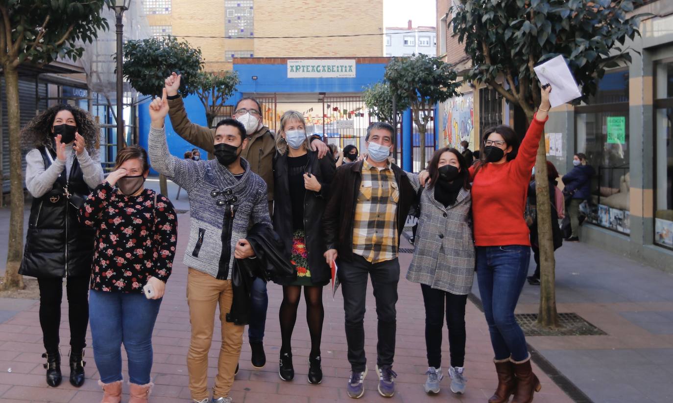 Padres del colegio celebran el premio. 