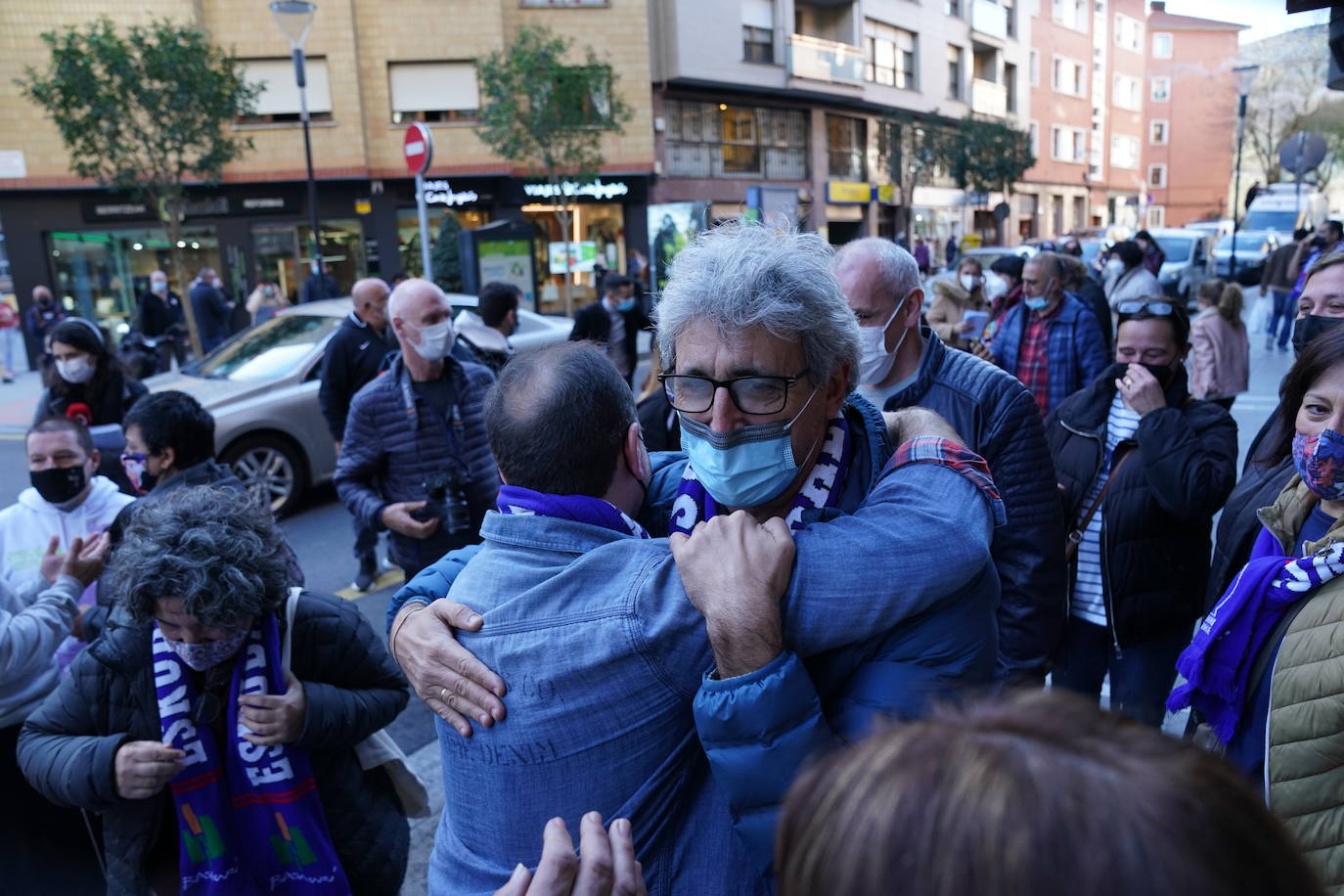 La emoción ha inundado el exterior de la administración. 