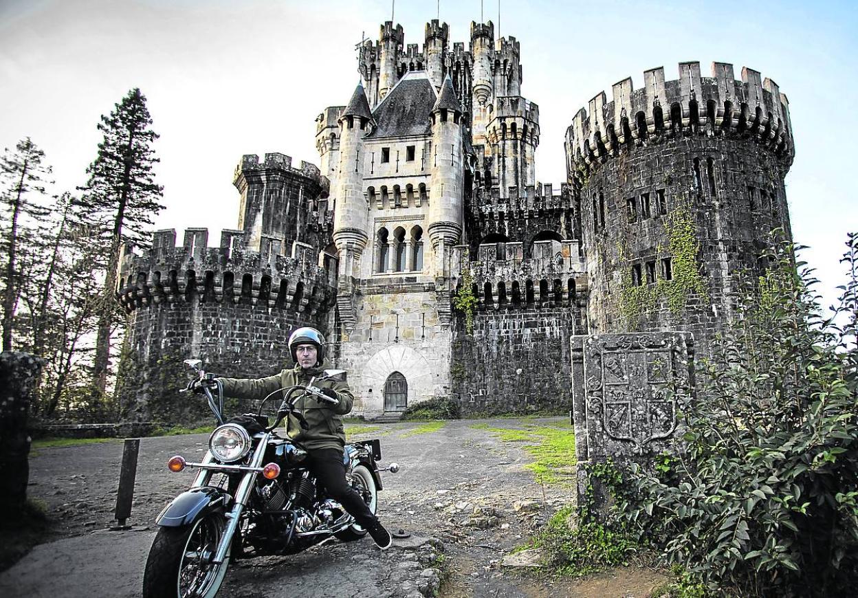 Un motorista transita por las inmediaciones del castillo de Butrón. 