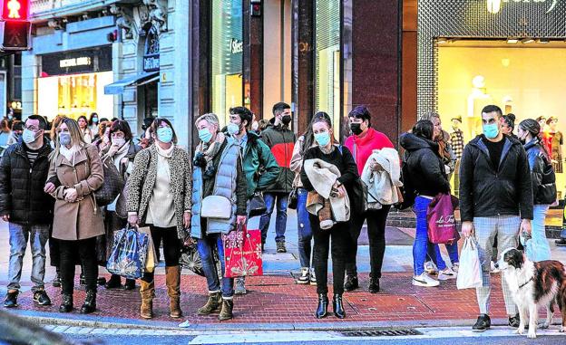 Todos con mascarilla en Euskadi: el alza de los contagios anima a su uso generalizado en la calle