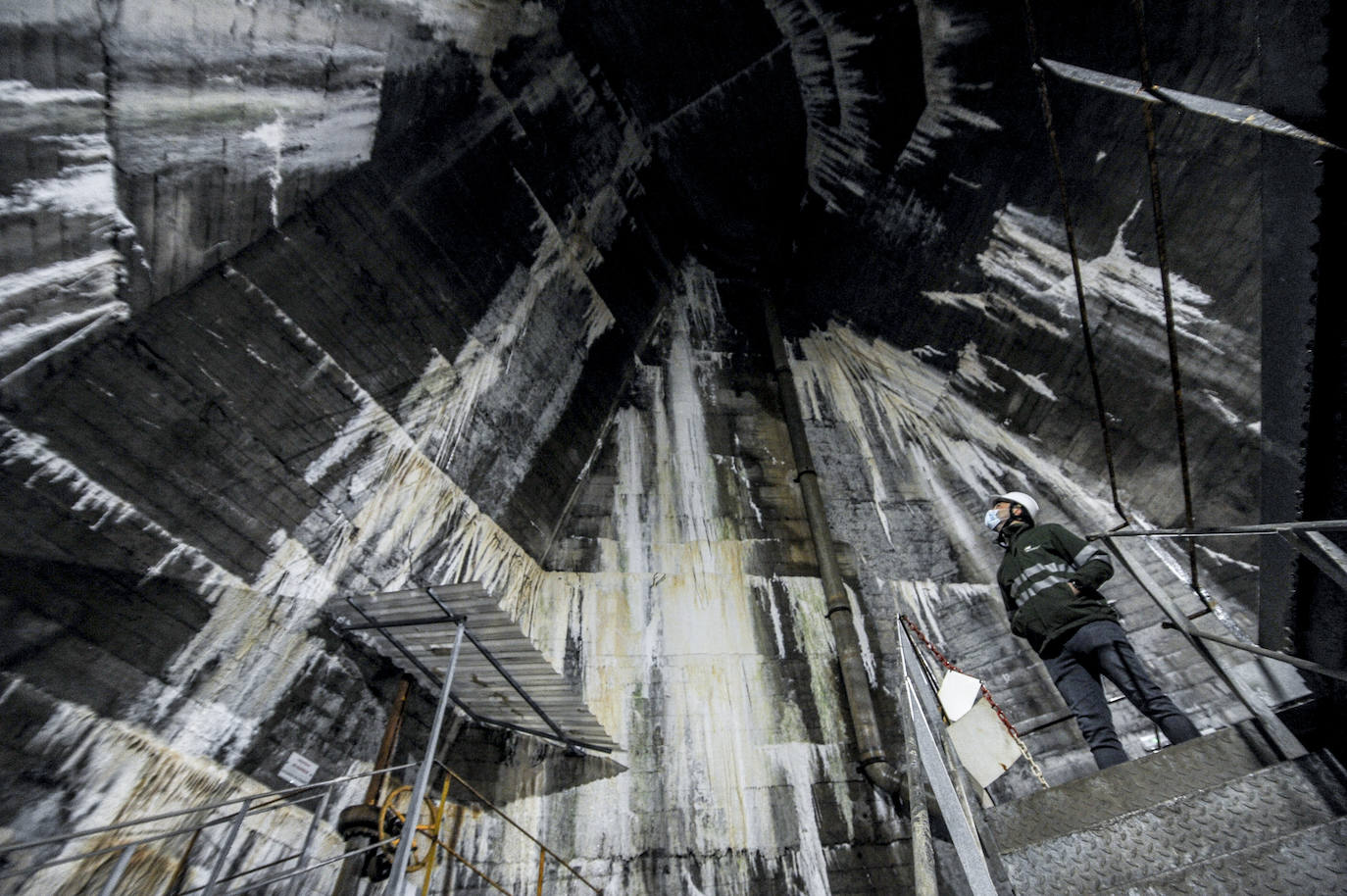 La presa tiene una altura total de 37 metros, de los que cerca de 25 pertenecen a los contrafuertes. Están armados de hormigón y revestidos con piedra caliza.