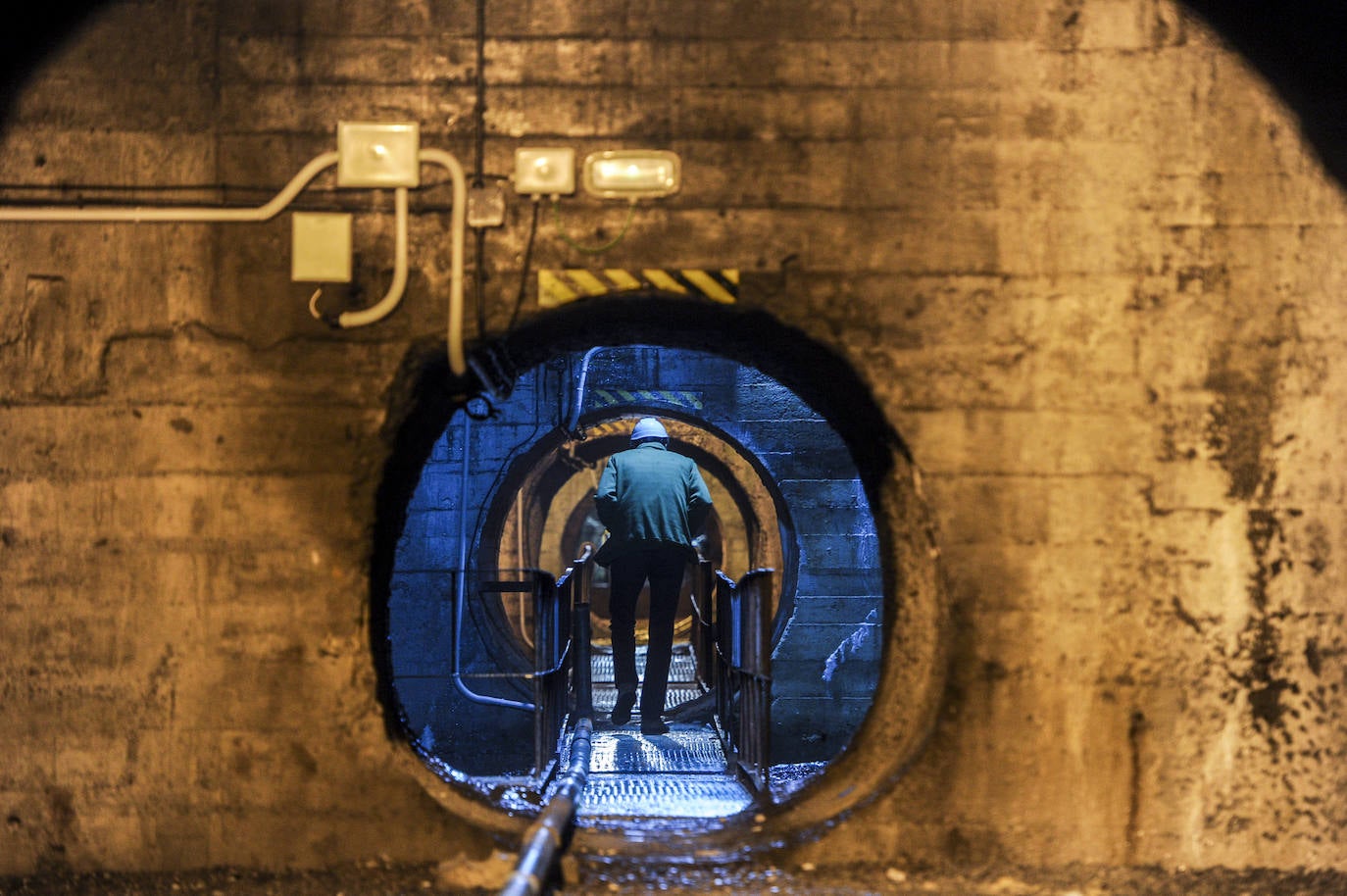 La escasa altura de los túneles que conectan los contrafuertes acentúa el contraste con la inmensidad de la presa.