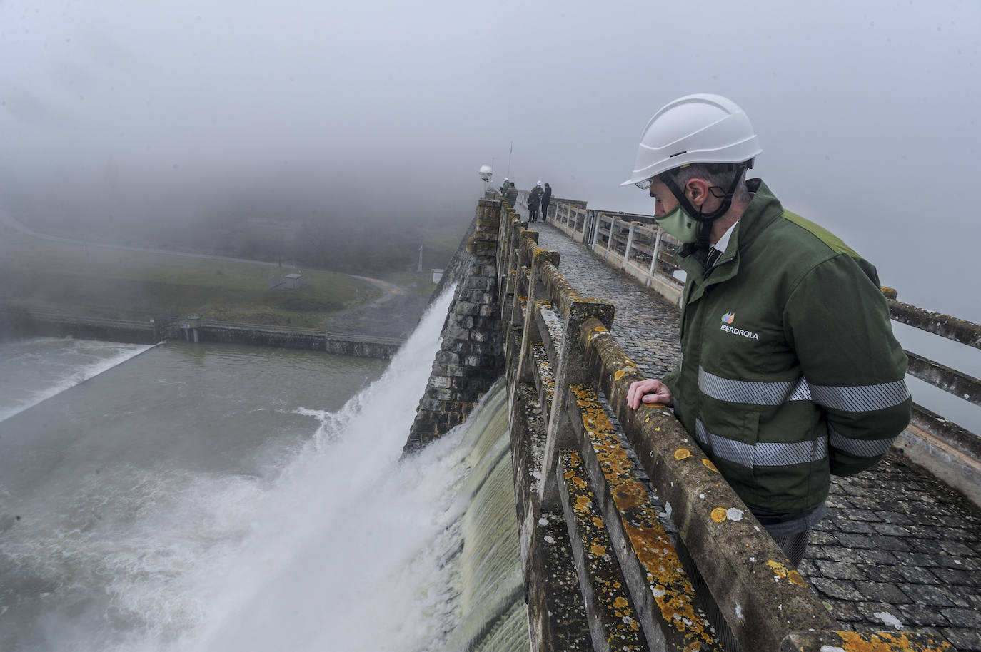 Francisco José López observa la caída del agua, mucho más contenida que durante las últimas inundaciones. El embalse llegó a soltar 93.000 litros por segundo. La semana pasada, 'sólo' 22.000.