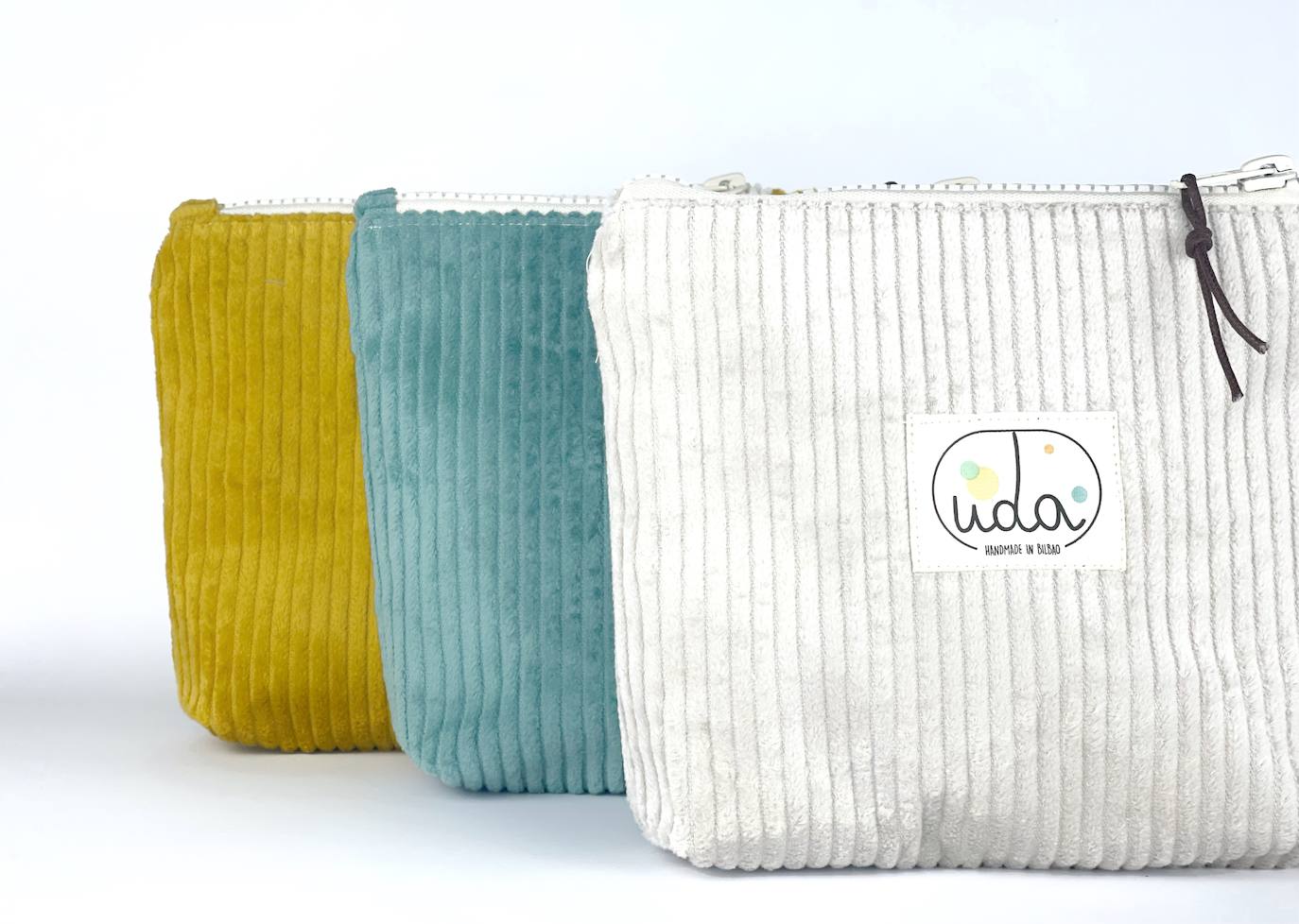 Fotos: La pareja vizcaína que rescata los colores del verano en pleno invierno con sus accesorios