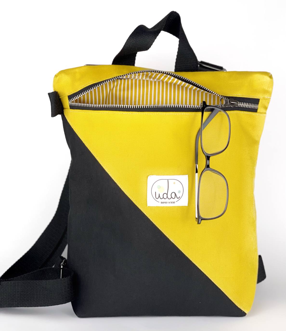 Fotos: La pareja vizcaína que rescata los colores del verano en pleno invierno con sus accesorios