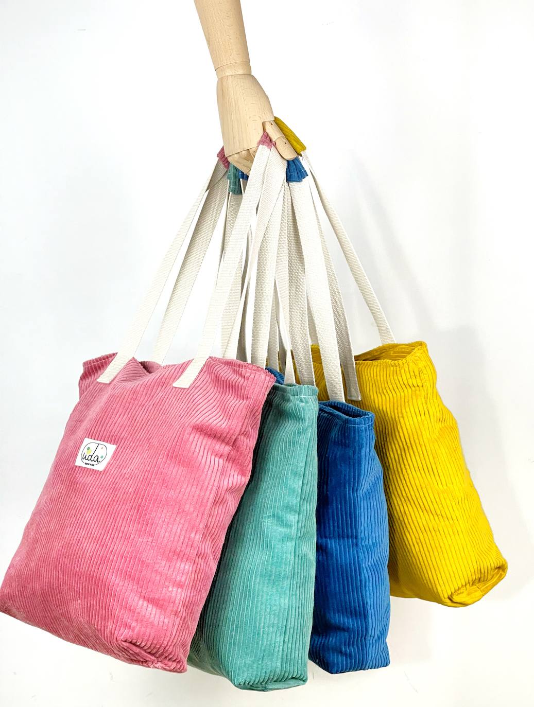 Fotos: La pareja vizcaína que rescata los colores del verano en pleno invierno con sus accesorios