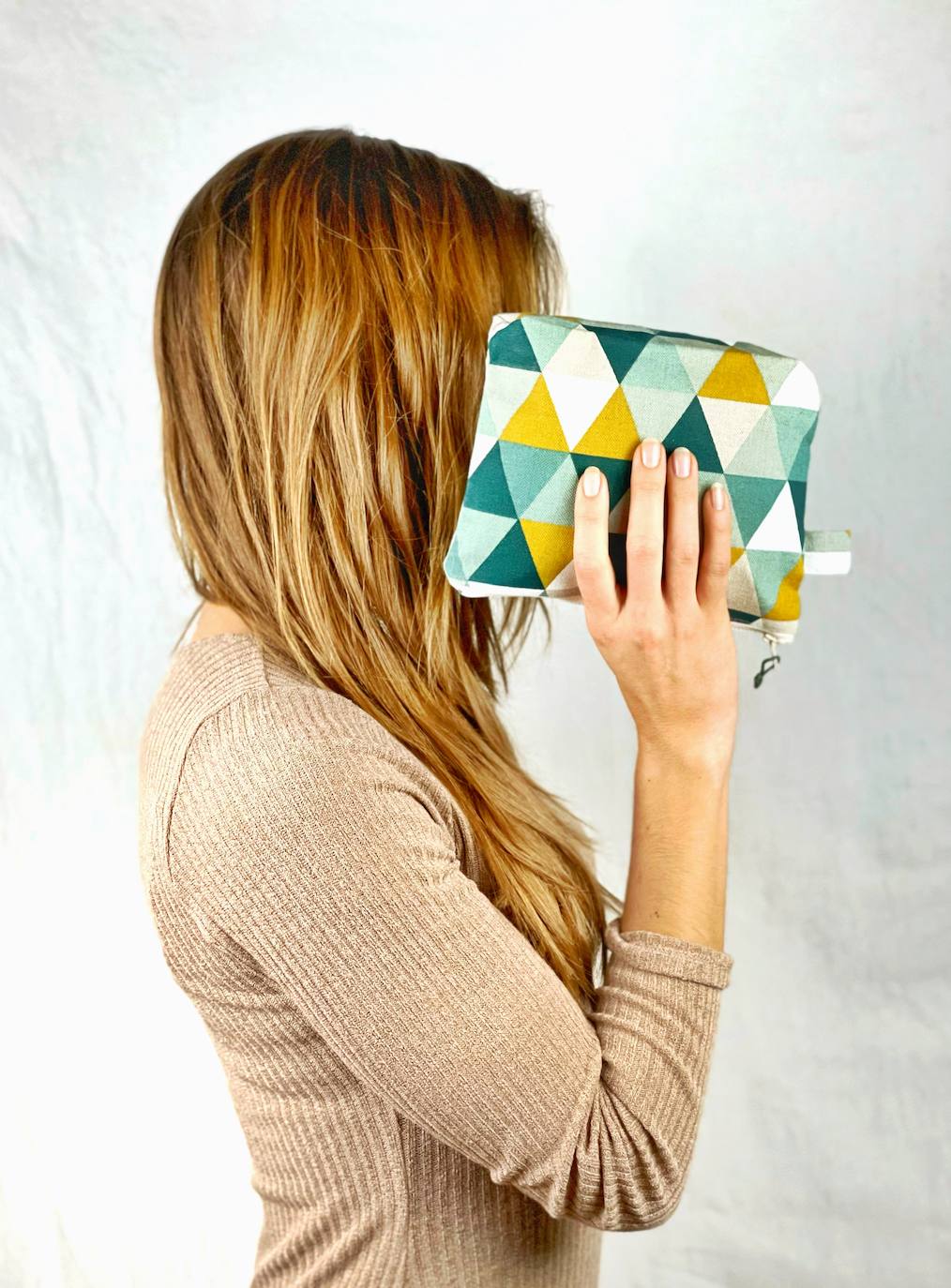 Fotos: La pareja vizcaína que rescata los colores del verano en pleno invierno con sus accesorios