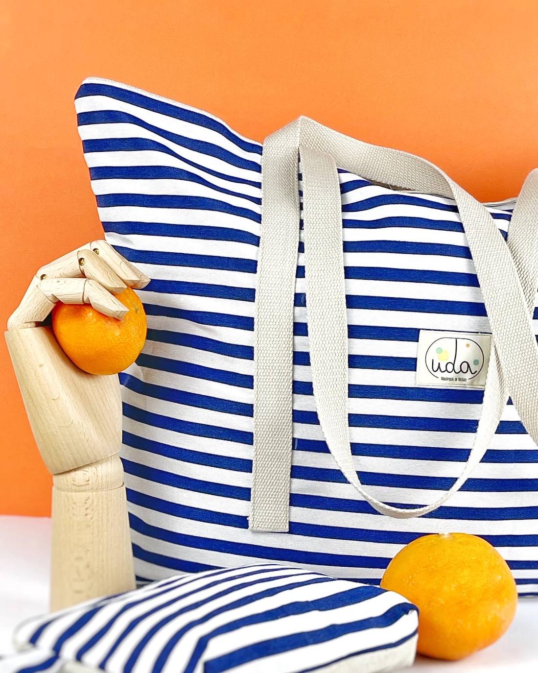 Fotos: La pareja vizcaína que rescata los colores del verano en pleno invierno con sus accesorios