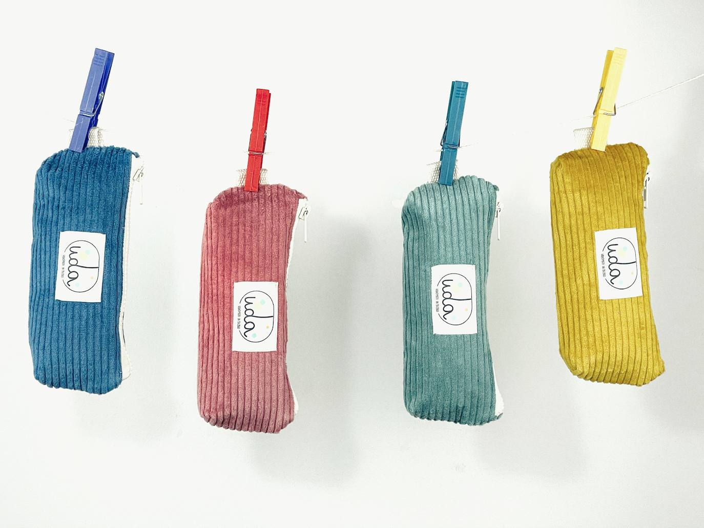 Fotos: La pareja vizcaína que rescata los colores del verano en pleno invierno con sus accesorios