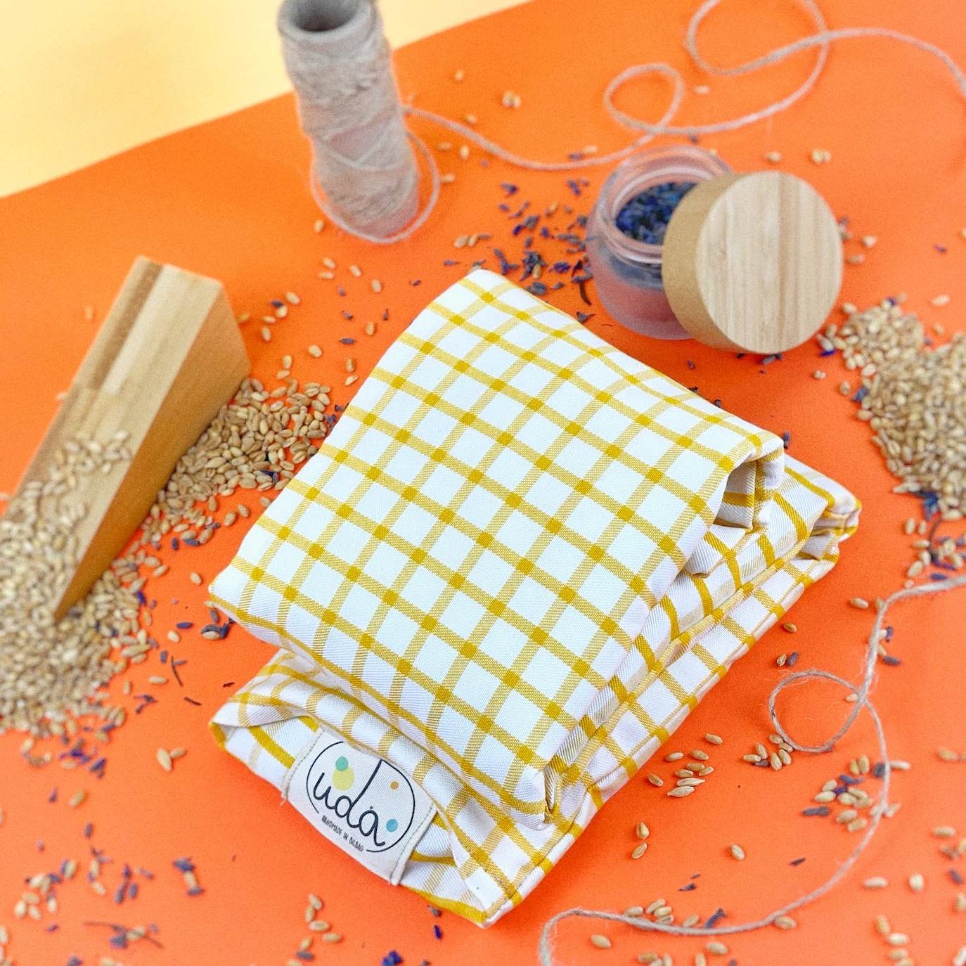 Fotos: La pareja vizcaína que rescata los colores del verano en pleno invierno con sus accesorios