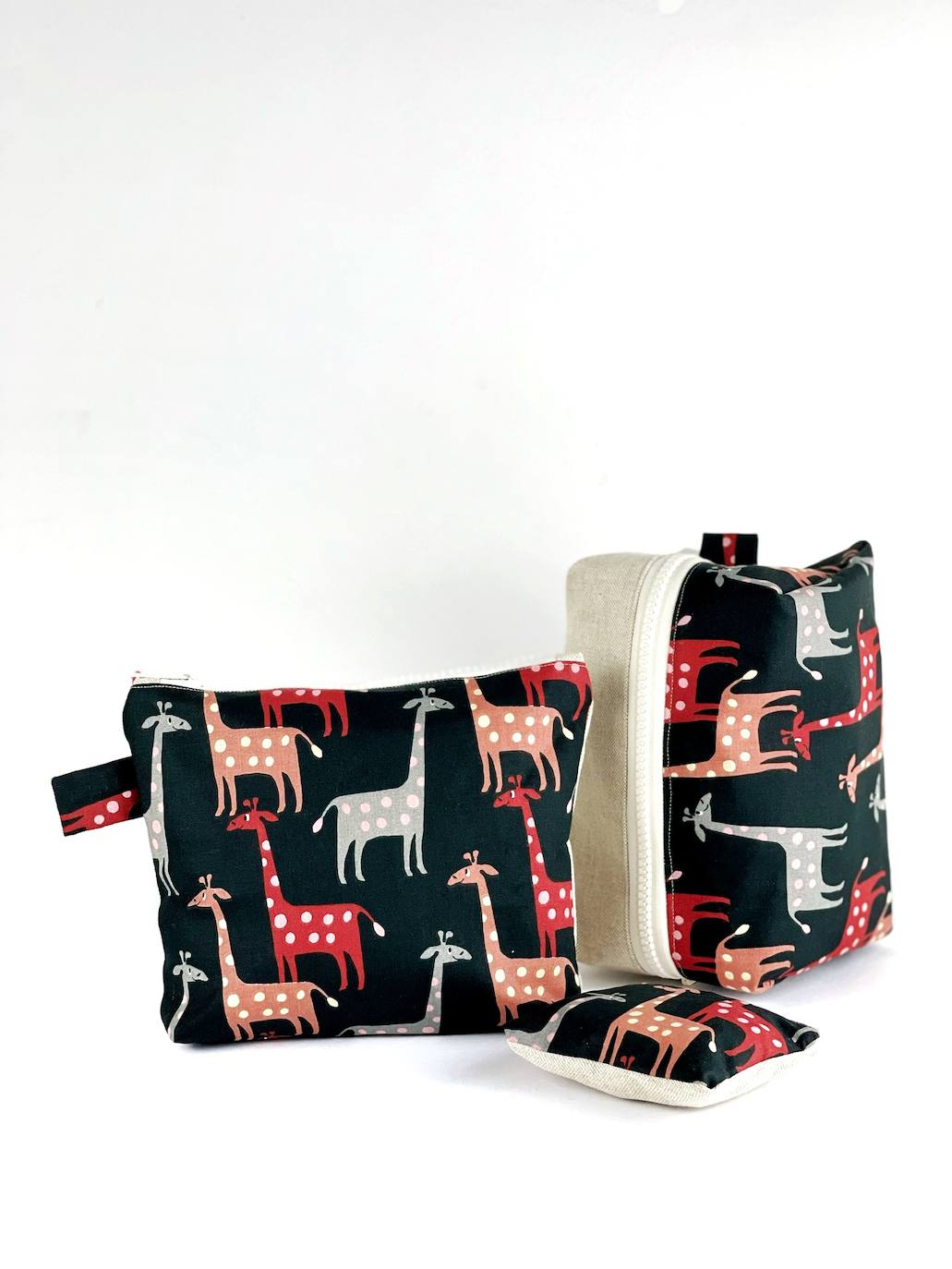 Fotos: La pareja vizcaína que rescata los colores del verano en pleno invierno con sus accesorios