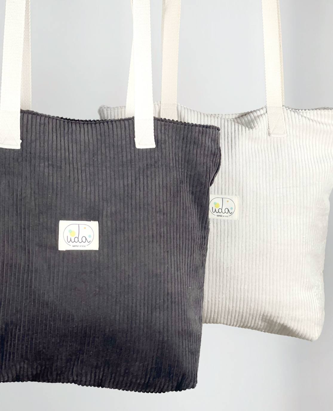 Fotos: La pareja vizcaína que rescata los colores del verano en pleno invierno con sus accesorios