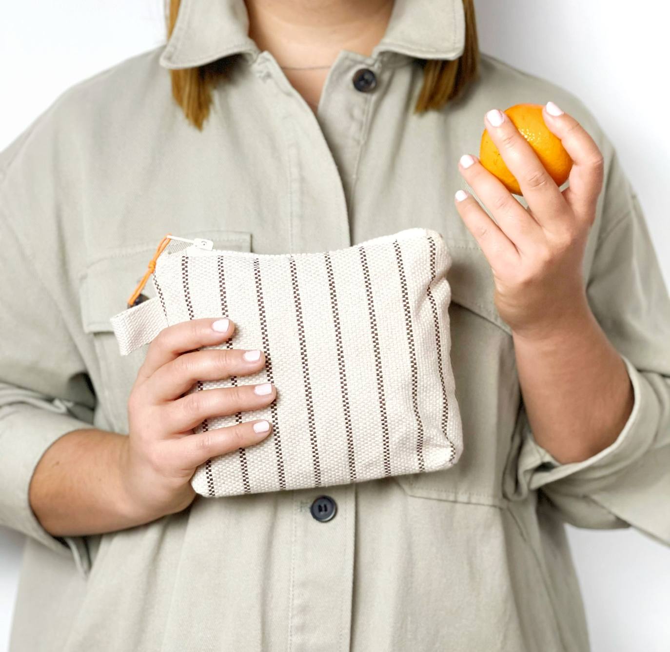 Fotos: La pareja vizcaína que rescata los colores del verano en pleno invierno con sus accesorios