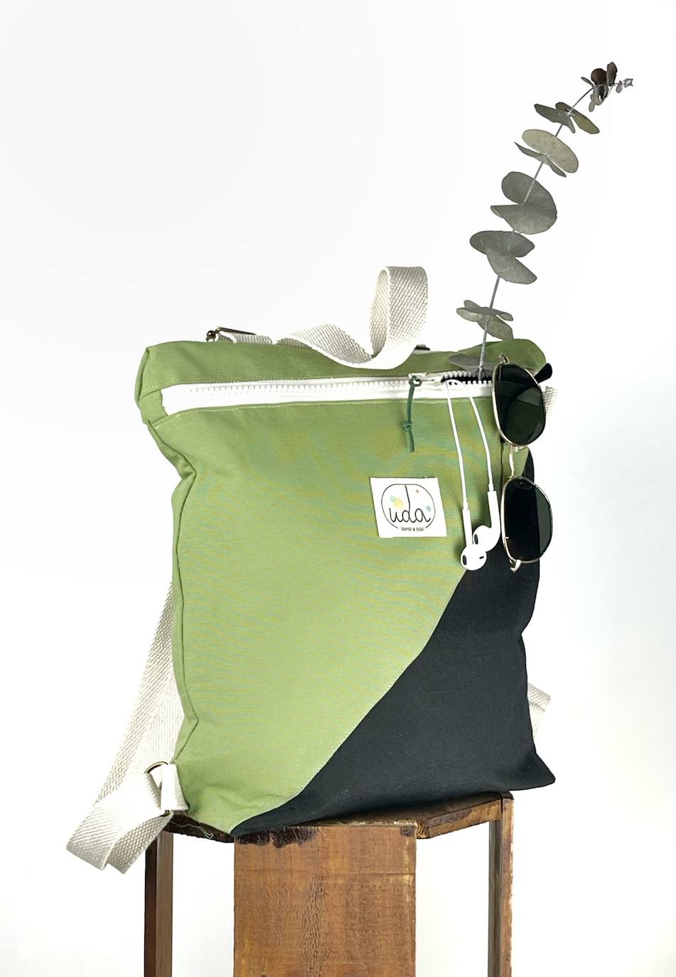 Fotos: La pareja vizcaína que rescata los colores del verano en pleno invierno con sus accesorios