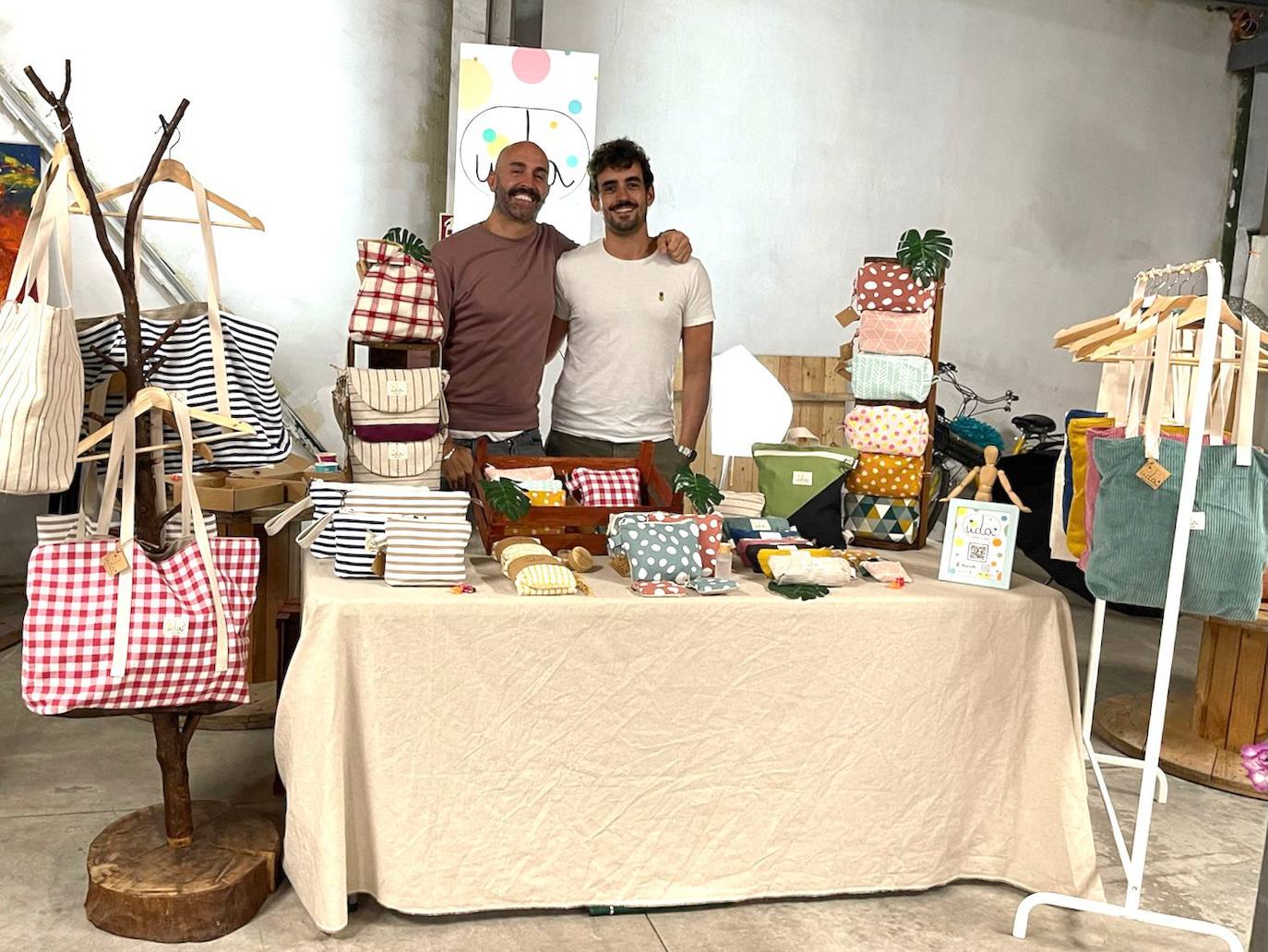 Fotos: La pareja vizcaína que rescata los colores del verano en pleno invierno con sus accesorios