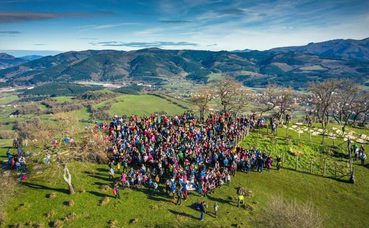 La foto de familia en la cima del Babio es uno de los momentos más emocionantes de la prueba. 