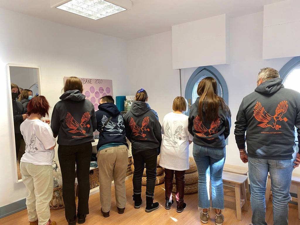 Fotos: La sudadera solidaria de dos amigas bilbaínas que conquistó a Aitor Ocio