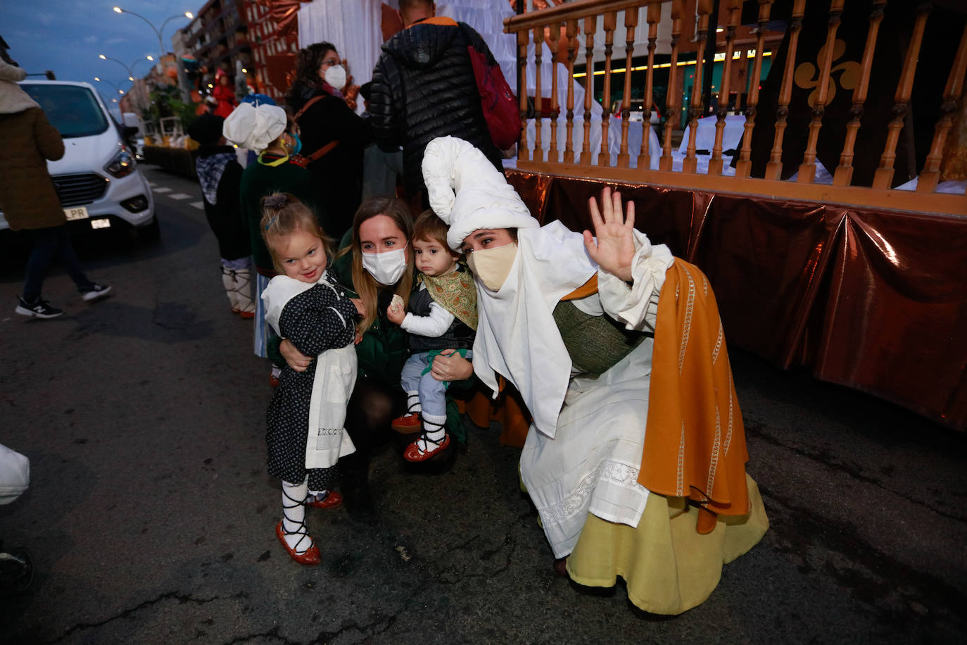 Fotos: Olentzero y su mágico séquito inunda de ilusión Vitoria