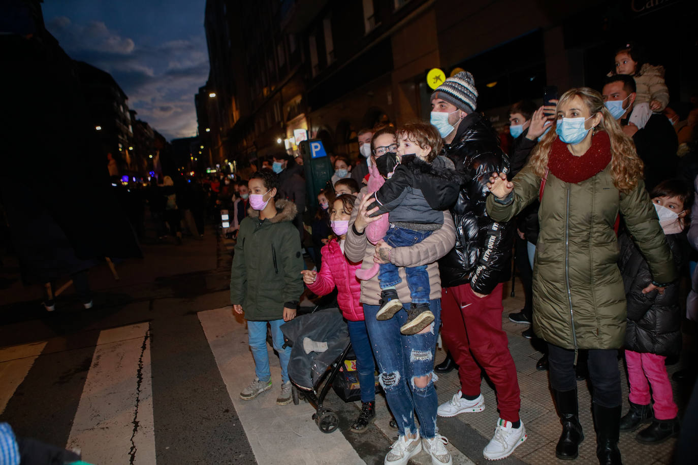 Fotos: Olentzero y su mágico séquito inunda de ilusión Vitoria