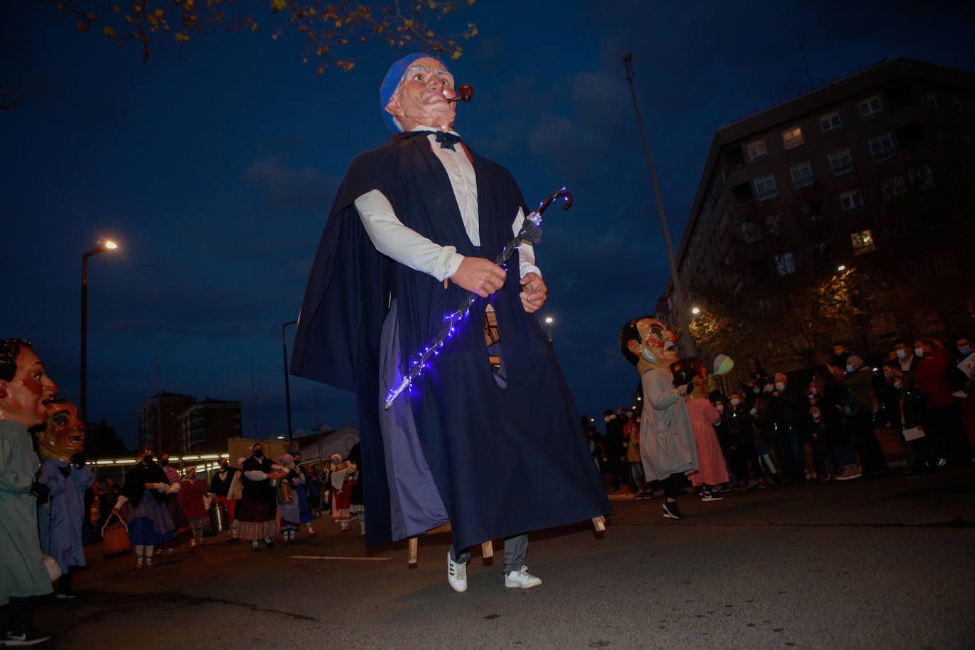 Fotos: Olentzero y su mágico séquito inunda de ilusión Vitoria