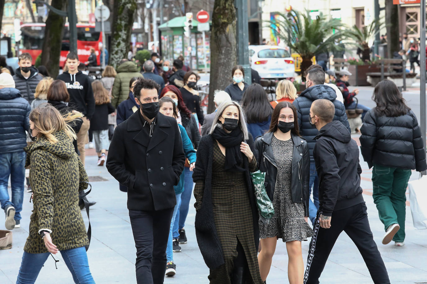 Fotos: Poteo antes de Nochebuena en Bilbao con mascarilla obligatoria