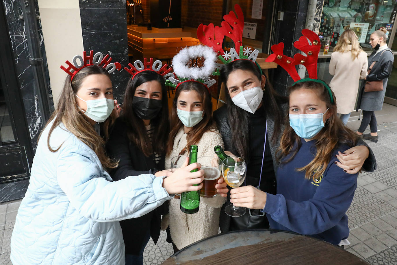 Fotos: Poteo antes de Nochebuena en Bilbao con mascarilla obligatoria