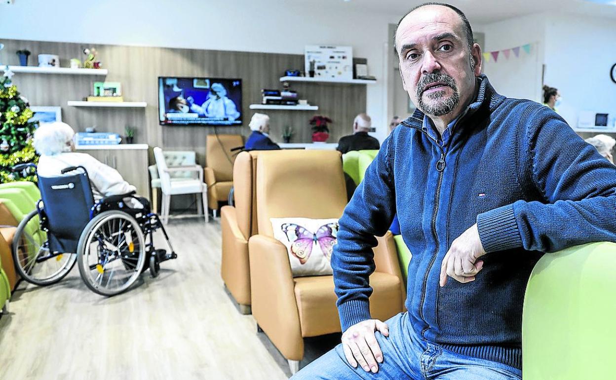 Josu Alda, en el salón-comedor de la residencia Albertia Centro. 