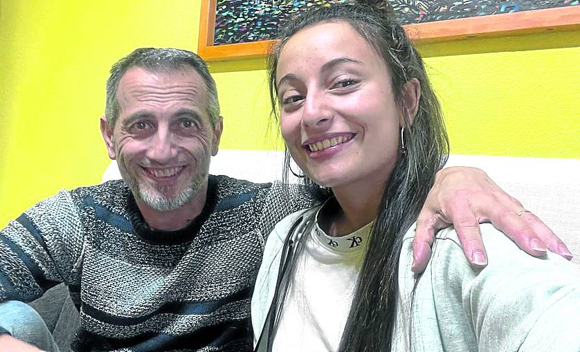 Koldo y Nagore, padre e hija, pasan el día entre apuntes y cerámica.