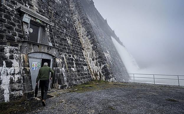 Imagen. Un responsable de la presa accede al puesto de control.