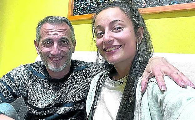 Koldo y Nagore, padre e hija, pasan el día entre apuntes y cerámica.