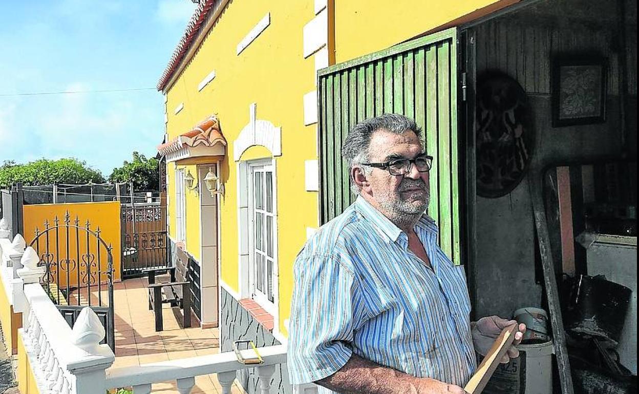 Resurgir. Felipe Acosta hace limpieza en su casa de Las Martelas. 