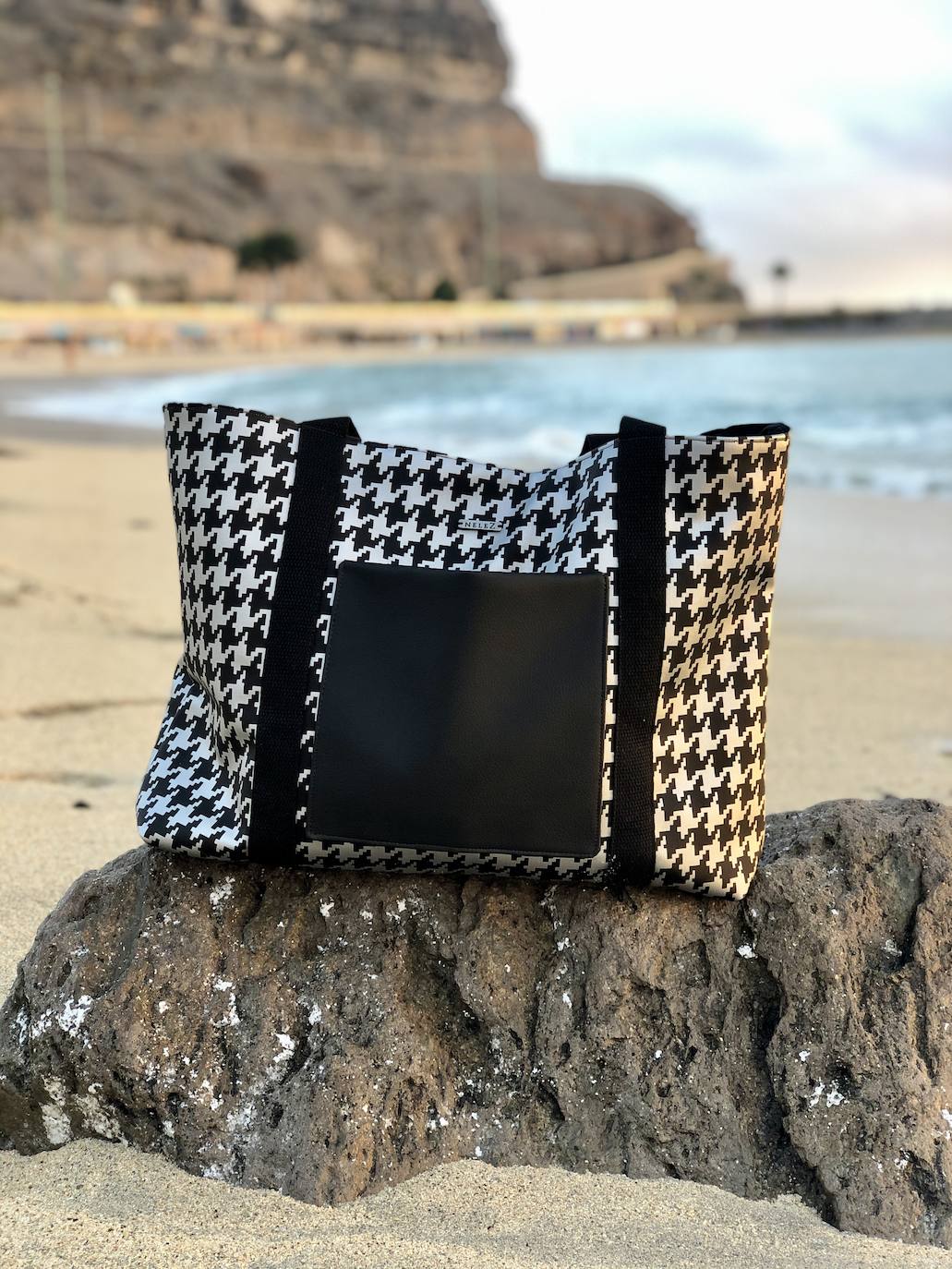 Fotos: Los bolsos que van a triunfar este invierno son de pelo y llegan desde Ondarroa