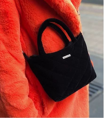 Fotos: Los bolsos que van a triunfar este invierno son de pelo y llegan desde Ondarroa