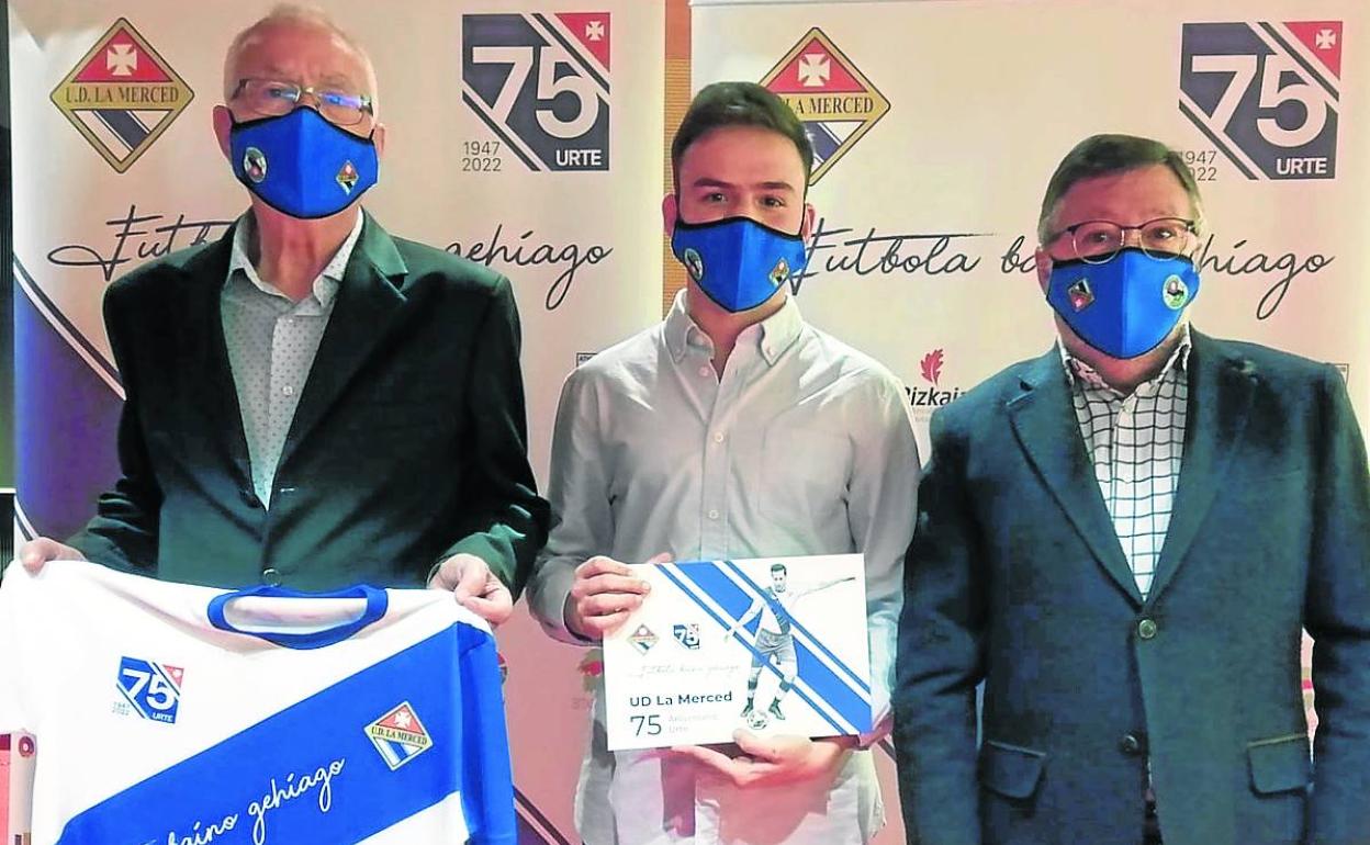 Peru Olazabal, en el centro, posa con el libro 'Futbola baino gehiago' durante su presentación.