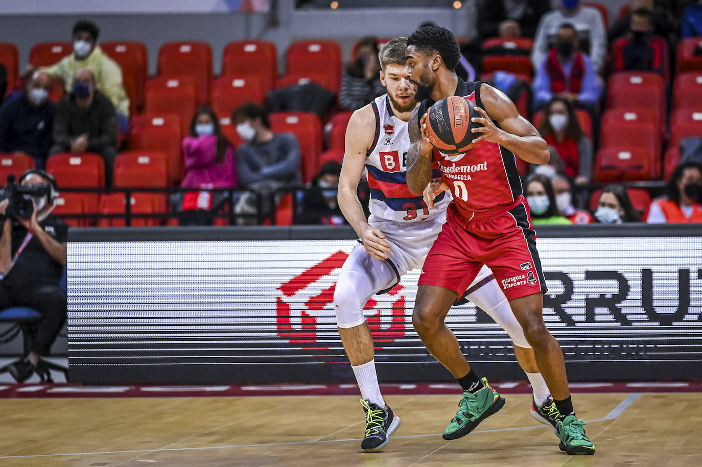 Fotos: Las mejores imágenes del Zaragoza - Baskonia