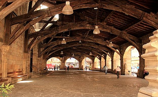 Portico de la iglesia de Santa María.
