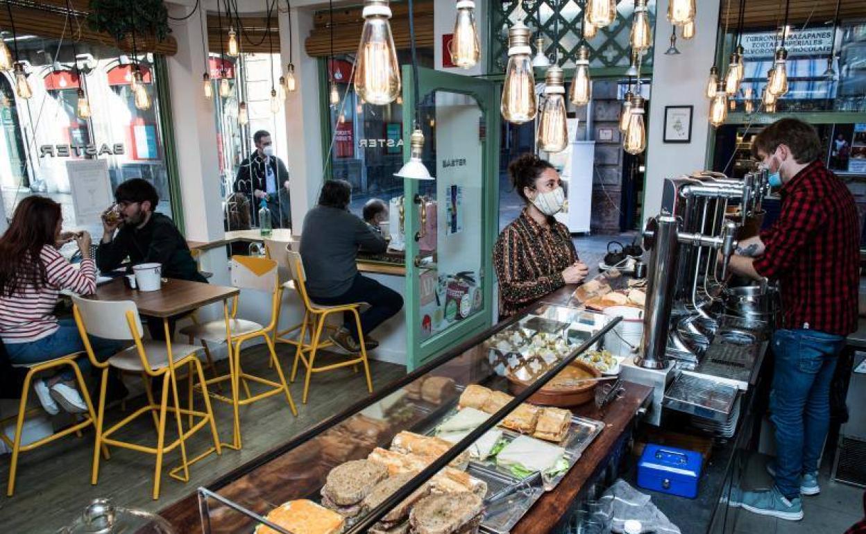 Interior de un bar del Casco Viejo de Bilbao. 