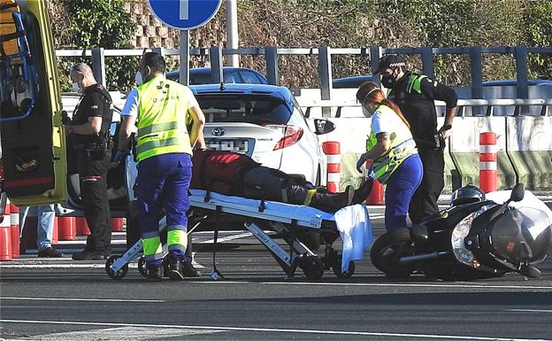 Los sanitarios trasladan al herido a un centro hospitalario. 