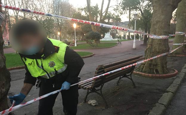 La Policía Municipal ha acordonado este jueves ya algunas de las zonas del parque de Doña Casilda. 